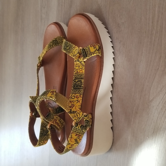 Zodiac Bria Wedge Sandal - Picture 6 of 13